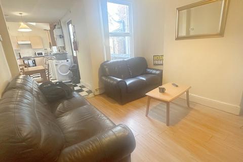 6 bedroom end of terrace house to rent, Rothesay Avenue Nottingham NG7