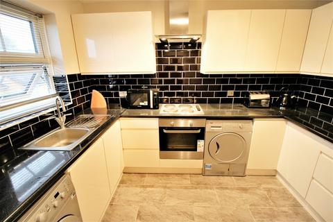 2 bedroom flat to rent, Maple Close, Ilford IG6