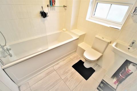 2 bedroom flat to rent, Maple Close, Ilford IG6