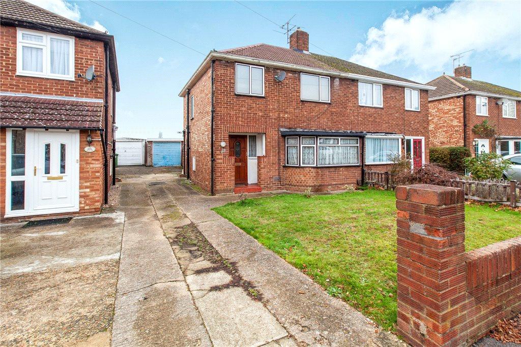 Brightside Avenue, StainesuponThames, Surrey, TW18 3 bed semidetached house £330,000