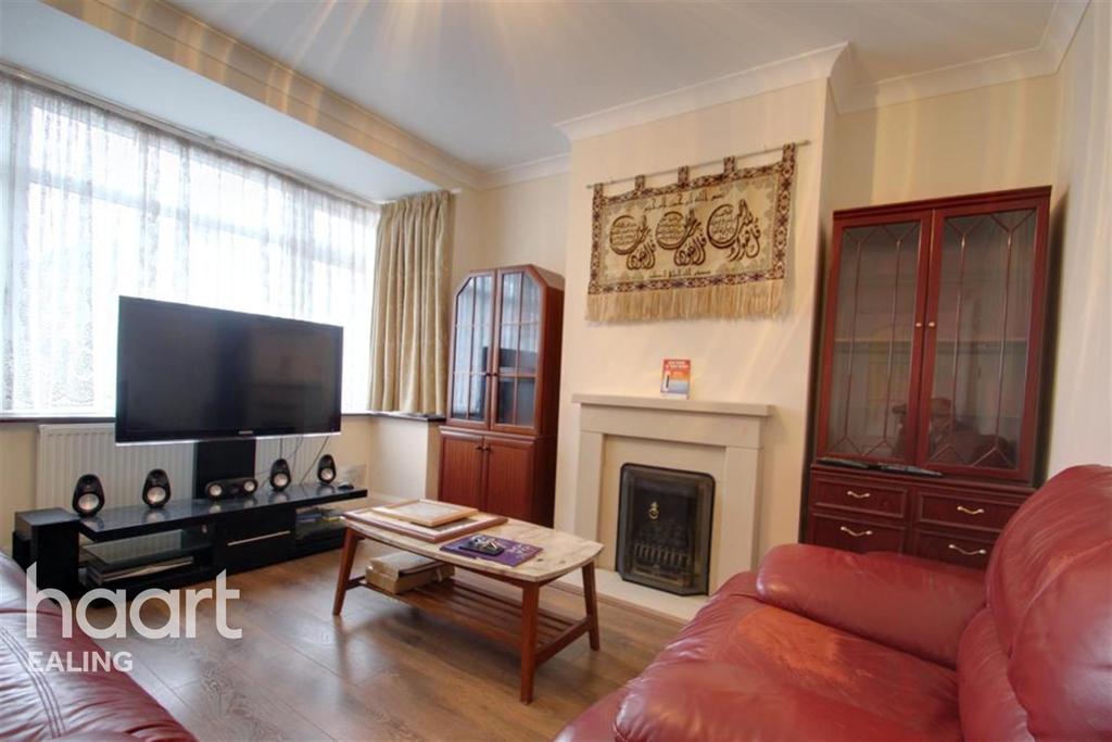 Ascot Gardens, Southall, UB1 3 bed detached house £2,000 pcm (£462 pw)
