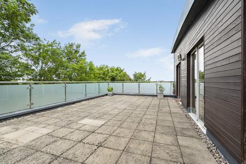 3 bedroom penthouse to rent, Sanderstead Road, Sanderstead