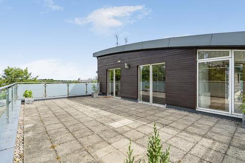 3 bedroom penthouse to rent, Sanderstead Road, Sanderstead