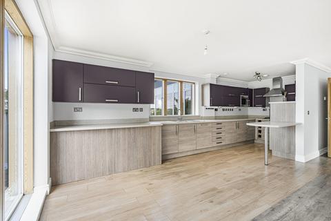 3 bedroom penthouse to rent, Sanderstead Road, Sanderstead