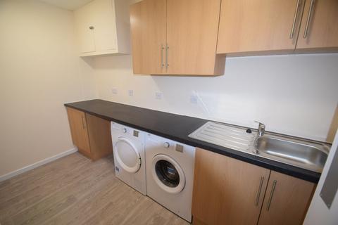 6 bedroom flat to rent - Omega House