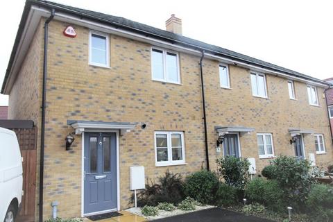 2 bedroom house to rent, Leaf Hill Drive, Romford RM3