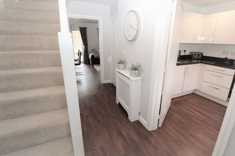 2 bedroom house to rent, Leaf Hill Drive, Romford RM3