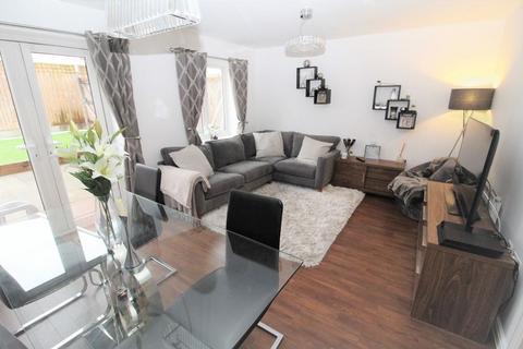 2 bedroom house to rent, Leaf Hill Drive, Romford RM3