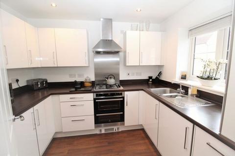2 bedroom house to rent, Leaf Hill Drive, Romford RM3