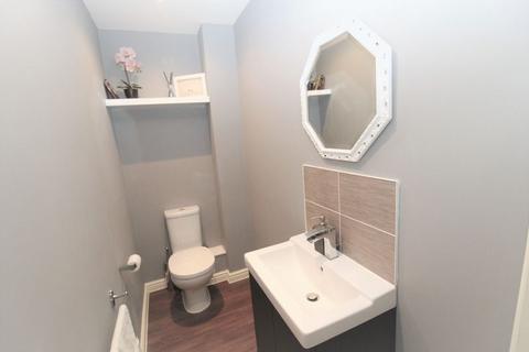 2 bedroom house to rent, Leaf Hill Drive, Romford RM3