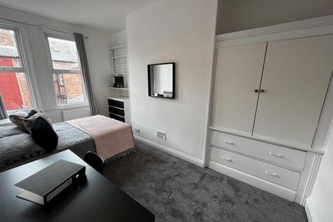 5 bedroom terraced house to rent, Brudenell Grove, Leeds LS6