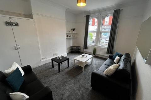 5 bedroom terraced house to rent, Brudenell Grove, Leeds LS6