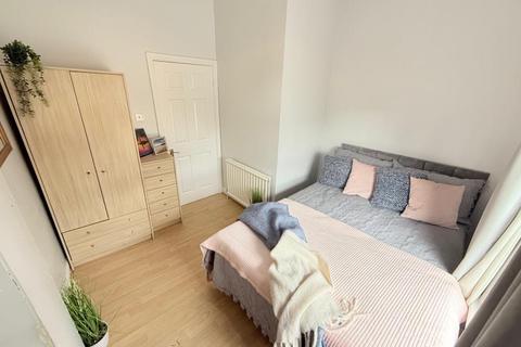 2 bedroom apartment to rent, Woodhouse Lane, Leeds LS2