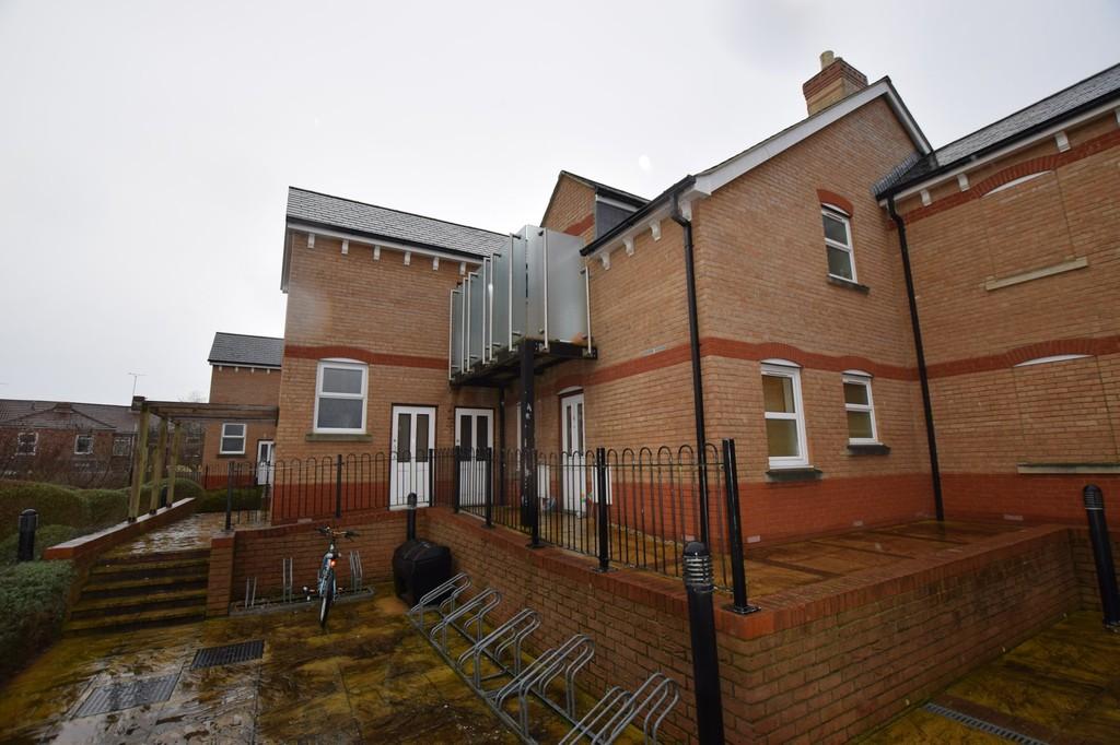 Standish Court, Taunton 1 bed ground floor flat £450 pcm (£104 pw)