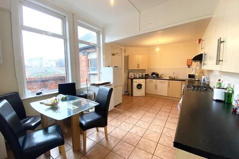 4 bedroom apartment to rent, Osborne Road, Southsea