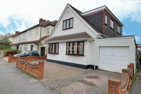 4 Bedroom Bungalow For Sale Blacksmiths Lane Rainham Rm13 4 Bedroom Bungalow For Sale Blacksmiths Lane Rainham Rm13