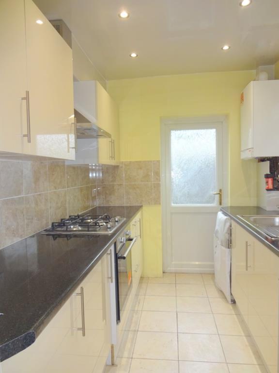 St Edmunds Drive, Stanmore, Middlesex, HA7 4 bed semidetached house £1,700 pcm (£392 pw)