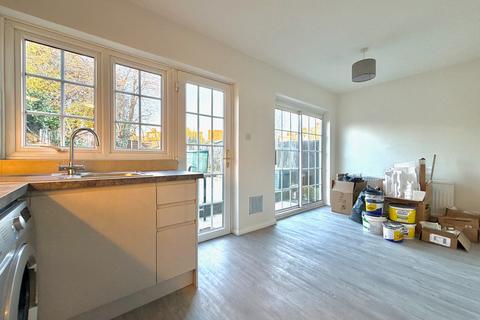 3 bedroom terraced house to rent, Parkgate Road, North Watford, WD24