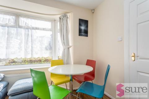 4 bedroom semi-detached house to rent, Bevendean Crescent, Brighton
