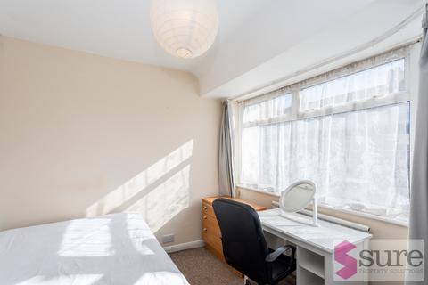 4 bedroom semi-detached house to rent, Bevendean Crescent, Brighton