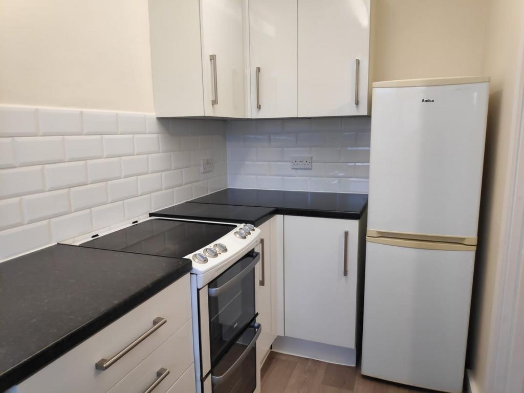 Worsted Green, Merstham 2 bed flat £1,300 pcm (£300 pw)