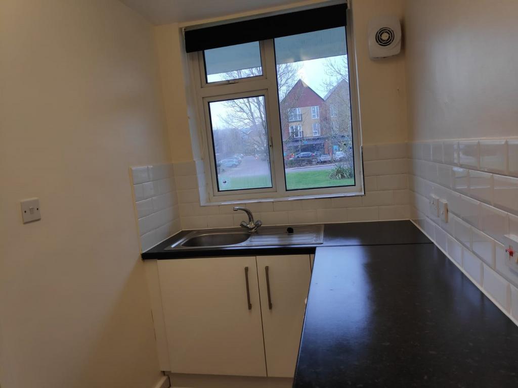 Worsted Green, Merstham 2 bed flat £1,300 pcm (£300 pw)