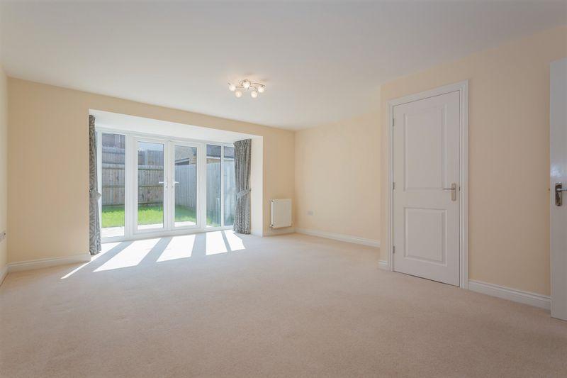 Constance Street, Buckingham, MK18 7RG 4 bed townhouse £1,395 pcm (£