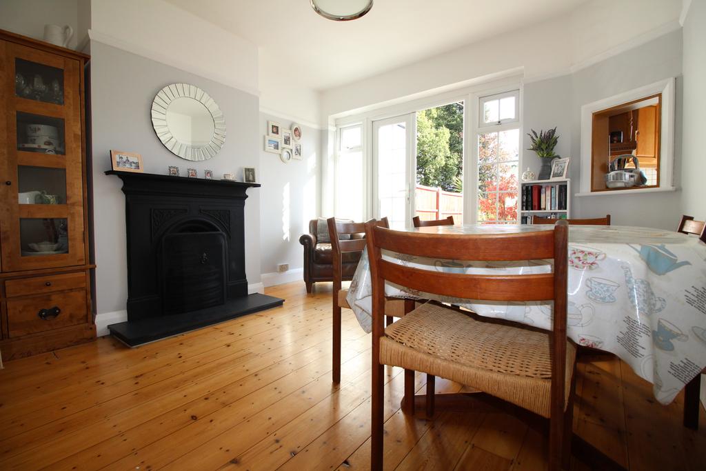 Woodstone Avenue, Stoneleigh KT17 4 bed semidetached house £1,850