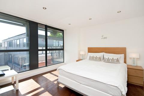 2 bedroom apartment to rent, Britton Street, EC1M