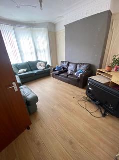 Mixed use to rent - 6 Bed Student Property on Rossett Avenue