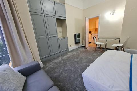 Studio to rent, 15 St Johns Terrace, Leeds LS3