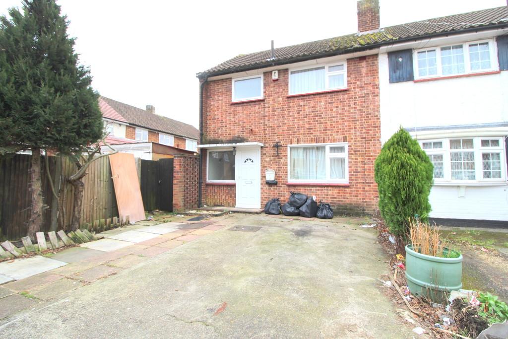 Ryefield Avenue, Uxbridge 3 bed end of terrace house £1,500 pcm (£346 pw)