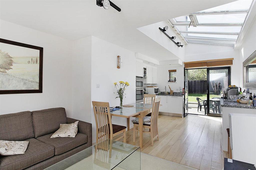 Hartfield Crescent, Wimbledon 2 bed apartment £650,000