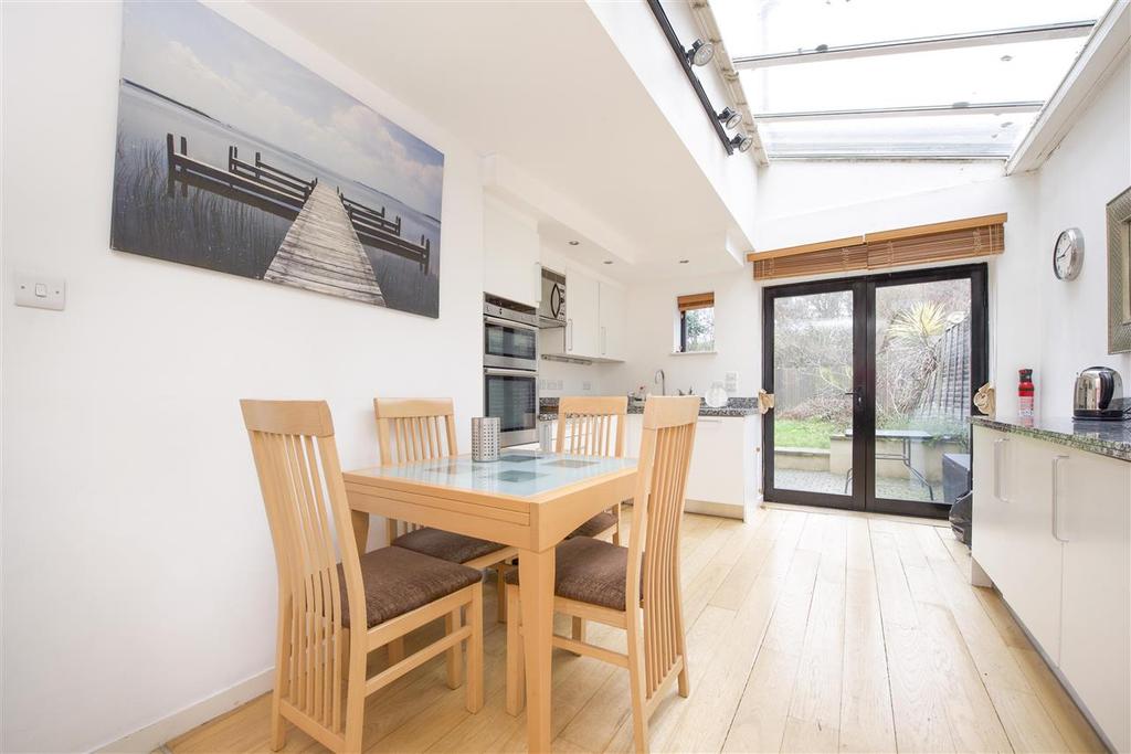 Hartfield Crescent, Wimbledon 2 bed apartment £650,000