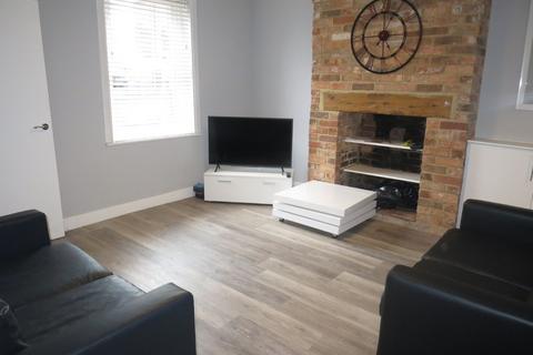 1 bedroom detached house to rent, Kemp Road, Winton