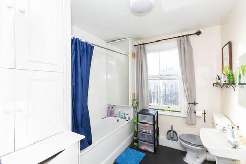 Studio to rent, NW6