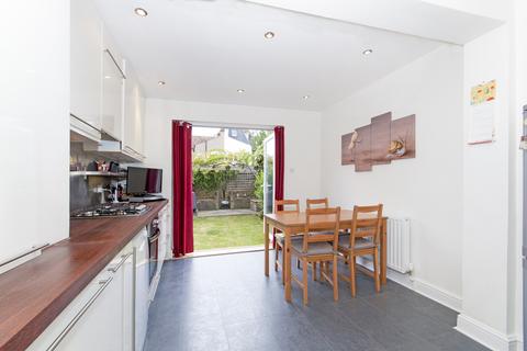 2 bedroom flat to rent, Penwith Road, Earlsfield, SW18