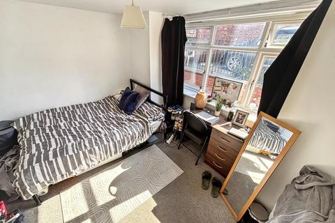 5 bedroom terraced house to rent, Grimthorpe Place, Headingley, Leeds, West Yorkshire