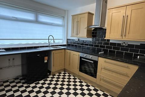 3 bedroom end of terrace house to rent, Dee Court, Woolton