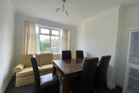 4 bedroom semi-detached house to rent, Lilac Road