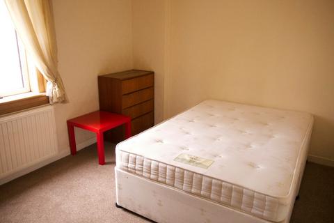 3 bedroom flat to rent, Whitson Grove, Stenhouse, Edinburgh, EH11