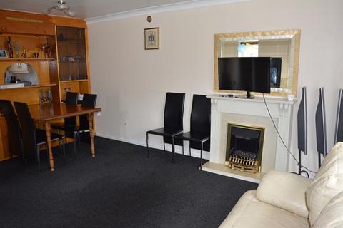 4 bedroom end of terrace house to rent, Large 4 Bedroom Town House, Bassie Close, Bedford MK42