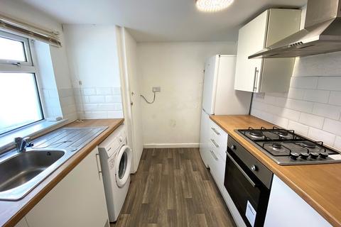 3 bedroom flat to rent, Queen Street, Portsmouth