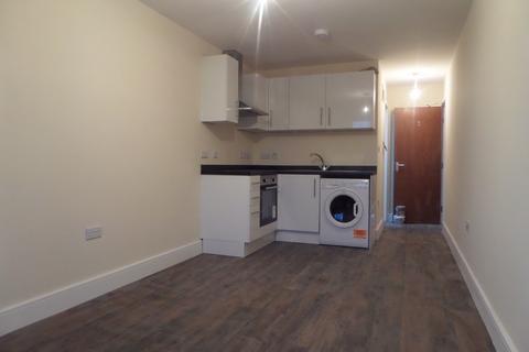 Studio to rent, Staines Road, Feltham