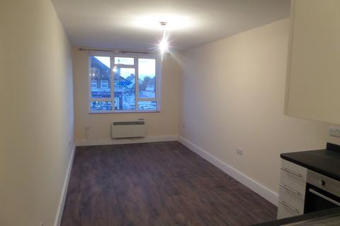 Studio to rent, Staines Road, Feltham