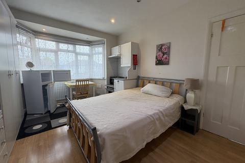 House share to rent, Rowantree Close, London N21