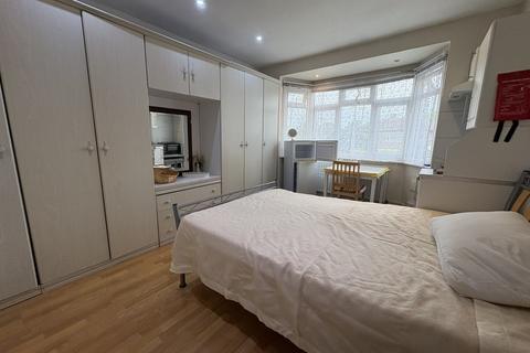 House share to rent, Rowantree Close, London N21