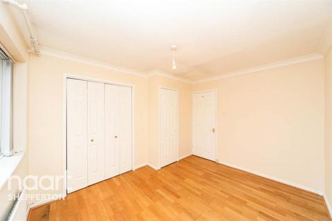 1 bedroom end of terrace house to rent, Squires Walk TW15