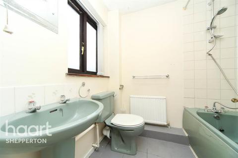 1 bedroom end of terrace house to rent, Squires Walk TW15