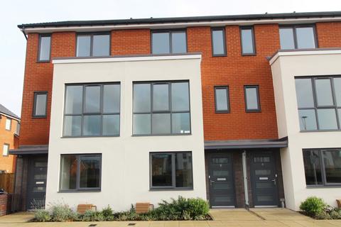 3 bedroom townhouse to rent, Woolhampton Way, Reading, RG2